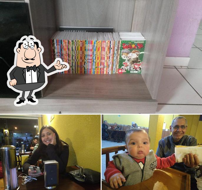 Sente em uma das mesas no Guga Lanches