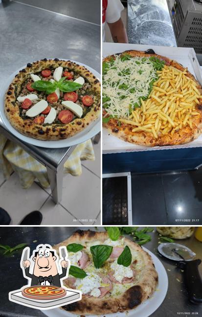 Order pizza at Lion Bar