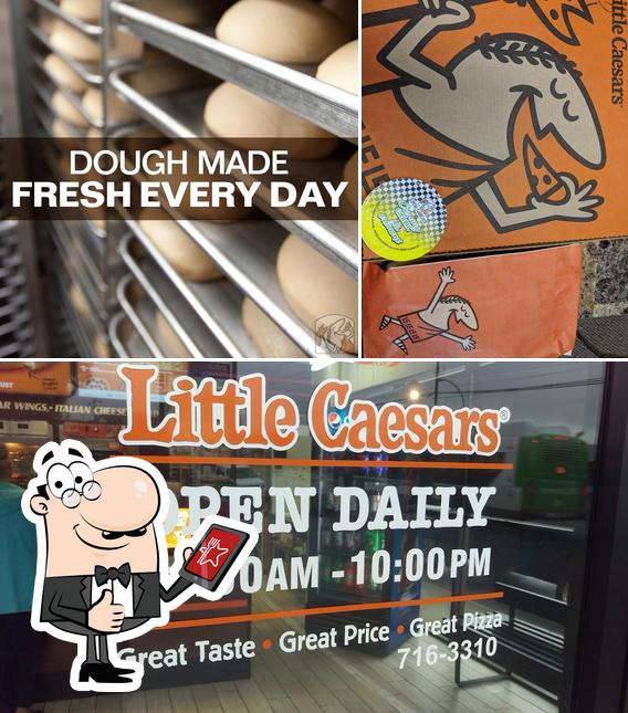 Regarder la photo de Little Caesars Pizza