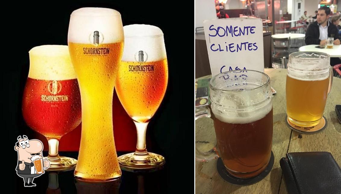 Desfute um copo de cerveja leve ou escura