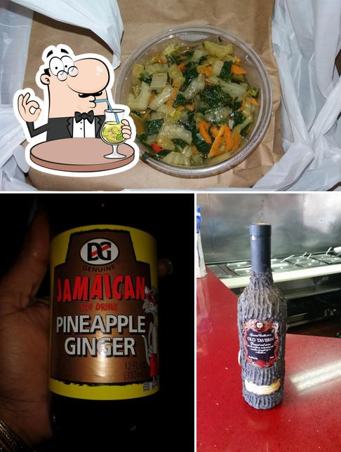 Это фото, где изображены напитки и еда в Quality Taste Jamaican Restaurant & Jerk Hut