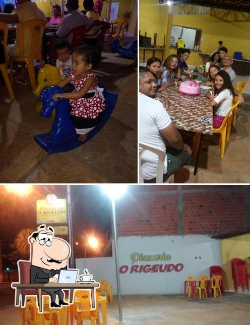 O interior do Pizzaria O Rigeudo