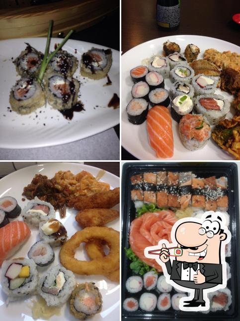 Rolos de sushi são servidos no Bonsai Sushi