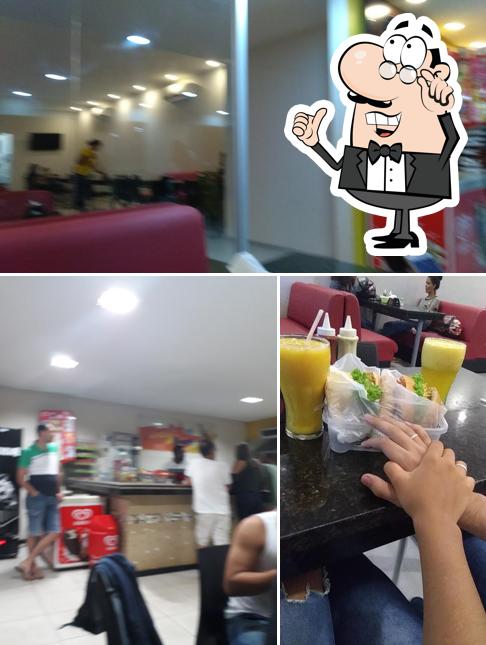 Sente em uma das mesas no Cajá lanches