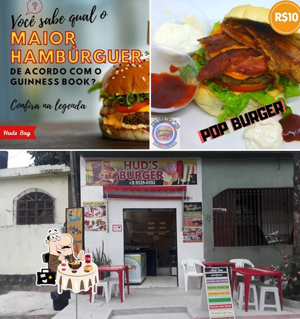 A imagem da comida e interior no HUDS BURGER