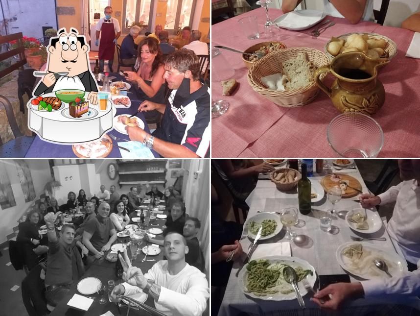 La immagine di tavolo da pranzo e interni da Osteria Del Castello "Ustaia Der Casteu"