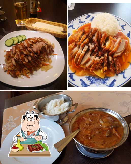 Holt ein Fleischgericht bei Saigon Restaurant Phat Dat