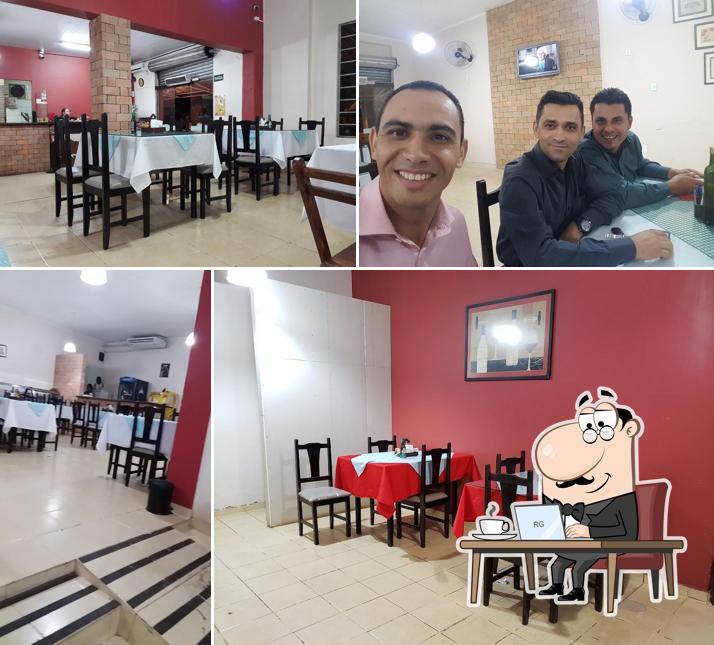 Sente em uma das mesas no Fratello Pizzaria e restaurante