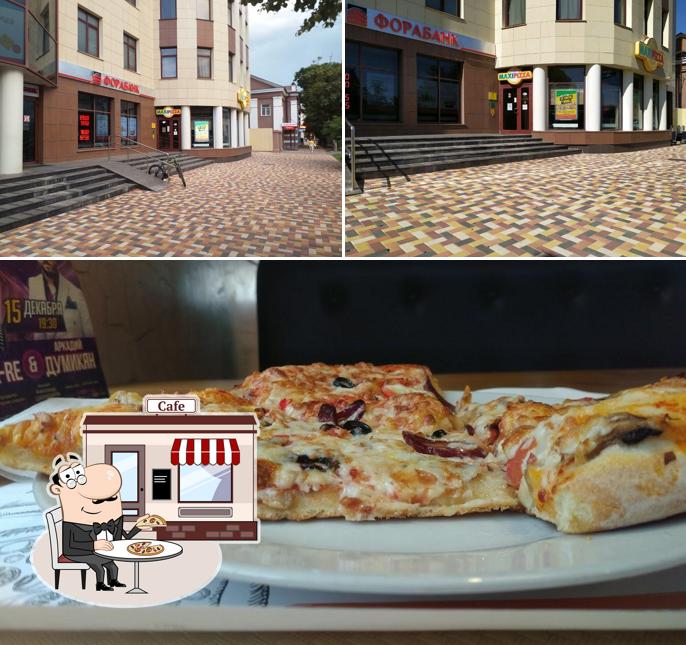 Фотография, на которой видны внешнее оформление и пицца в Макси Пицца