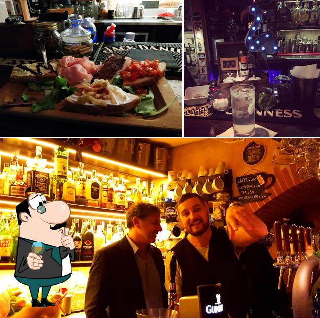 Las fotos de barra de bar y comida en The Hole Trastevere
