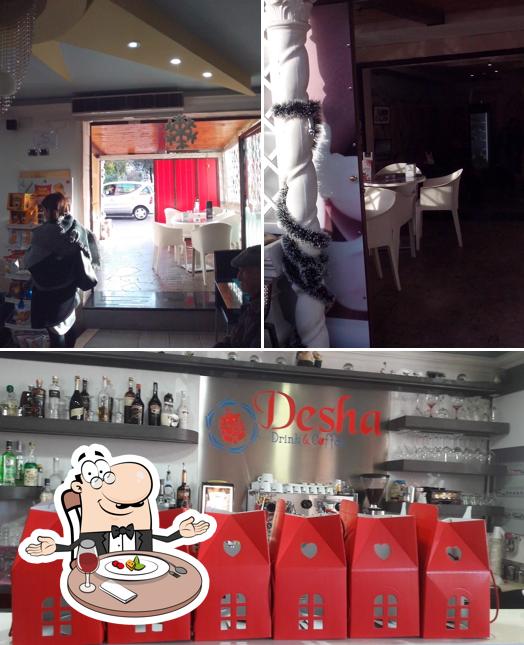 La immagine di tavolo da pranzo e esterno da Desha bar