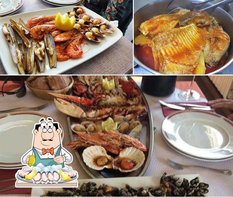 Try out seafood at Restaurante O Meu Lar
