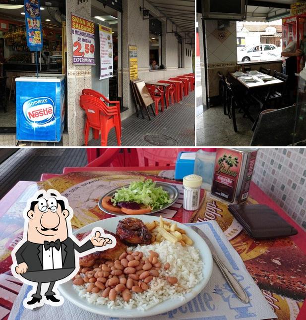 Dê uma olhada a foto apresentando interior e comida no Skina dos Salgados