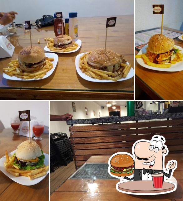 Order a burger at Bate Papo Hamburgueria Artesanal e Petíscaria