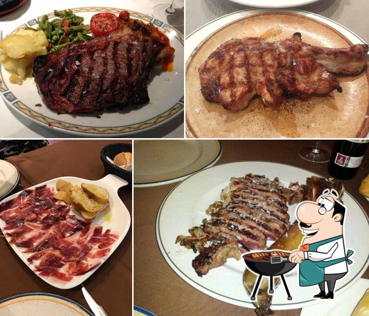 Try out meat dishes at Poetas Andaluces