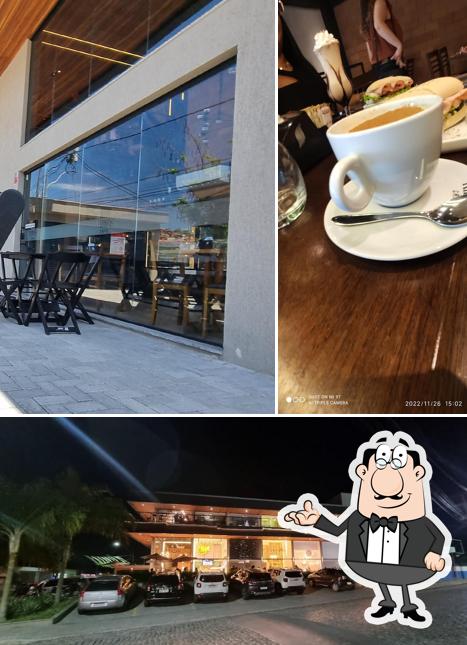 A imagem da interior e exterior no Riro's Café