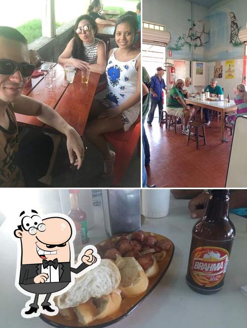 Confira a foto ilustrando interior e comida a Bar da Sonia boteco da Vila