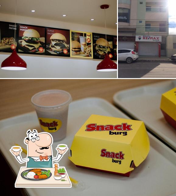 Esta é a imagem mostrando comida e exterior no SNACK BURG