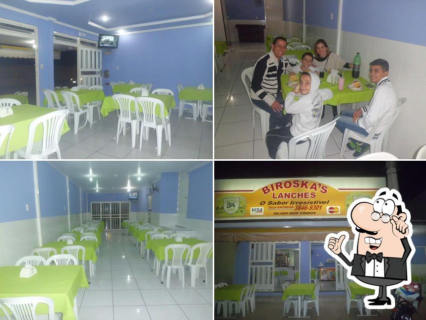 O interior do Biroska's Lanches