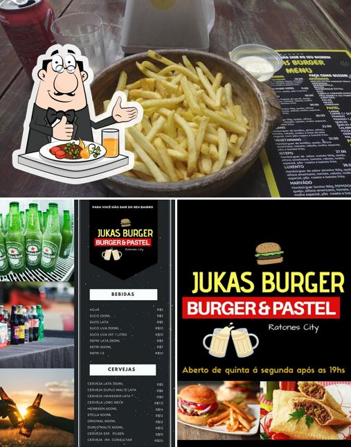 A ilustração da comida e cerveja no Jukas Burger