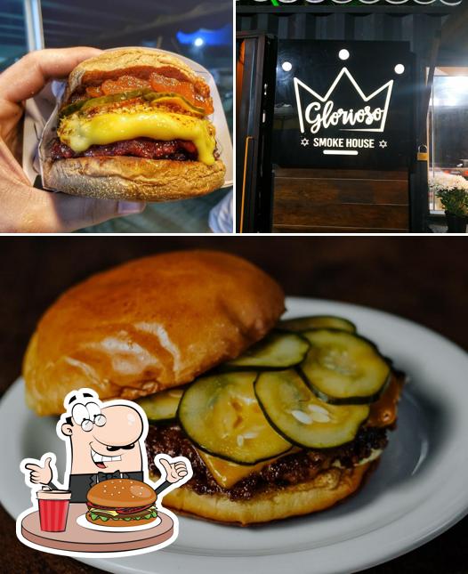 Experimente um dos hambúrgueres disponíveis no Glorioso Smoke House Hamburgueria