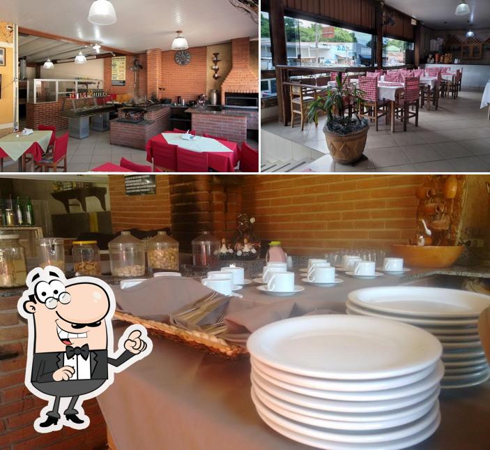 Sente em uma das mesas no Conveniência Mineira