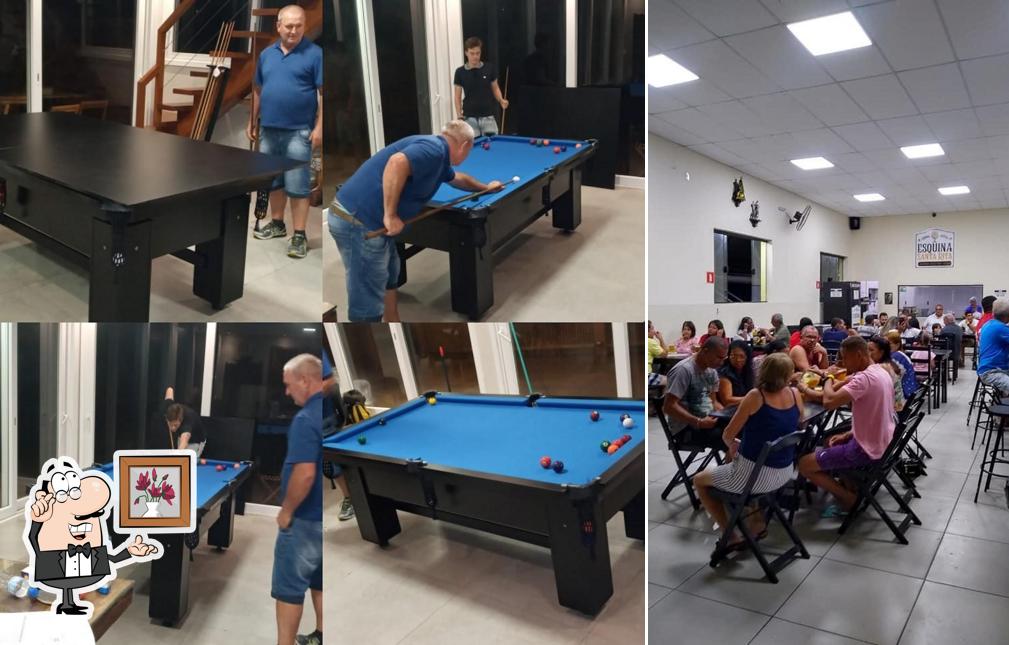 Sente em uma das mesas no Esquina Santa Rita
