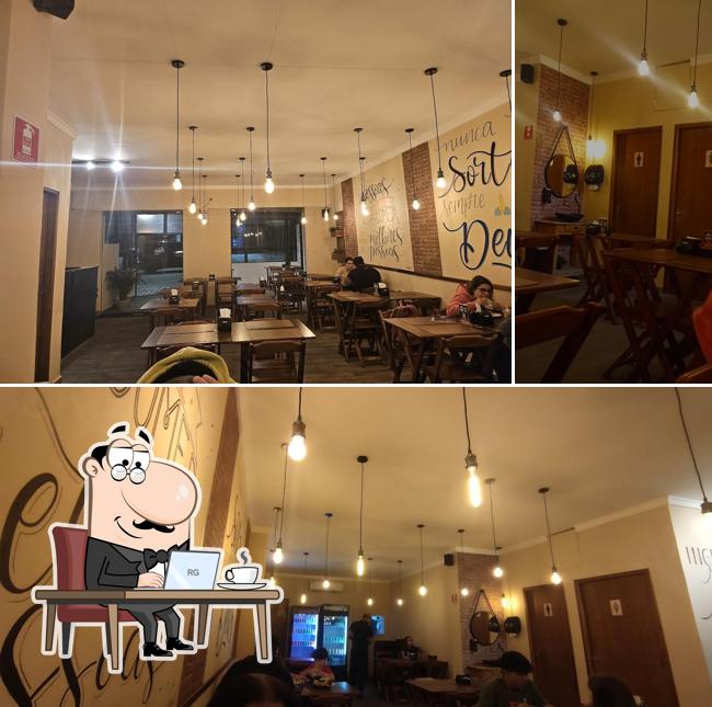 O interior do Fogazza Sobre Rodas