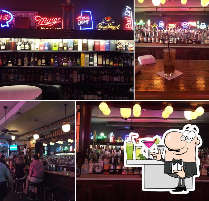 Здесь можно посмотреть изображение паба и бара "Lou's Pub & Package Store"