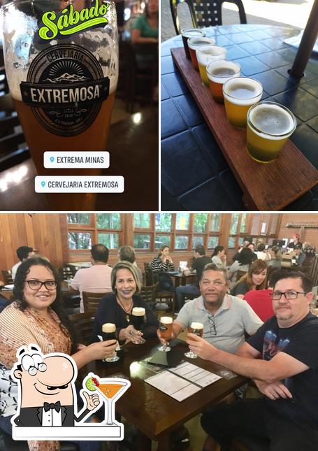 A imagem da bebida e interior a Extremosa Restaurante Cervejaria em Extrema