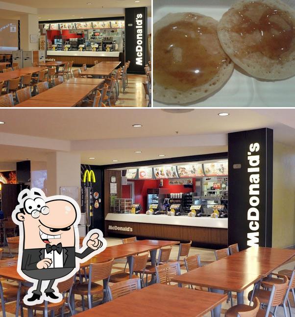 La photo de la intérieur et nourriture de McDonald's’s