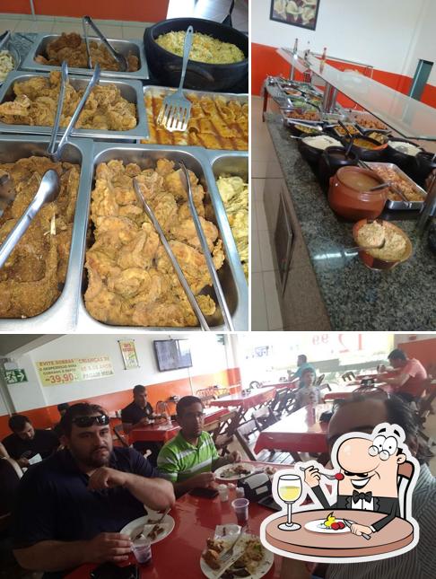 Dê uma olhada a imagem apresentando comida e interior a Restaurante Fruto da Terra