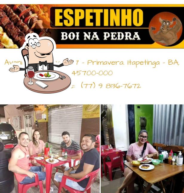 A ilustração da mesa de jantar e comida a Espetinho Boi na Pedra