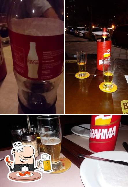 Desfute um copo de cerveja leve ou escura