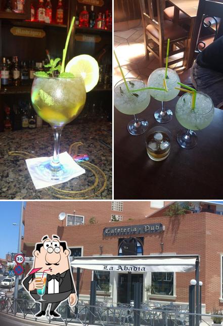 Estas son las fotos que muestran bebida y exterior en Cafetería Pub La Abadía