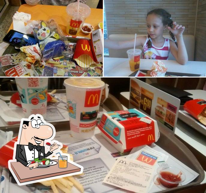 A imagem da comida e mesa de jantar no McDonald's