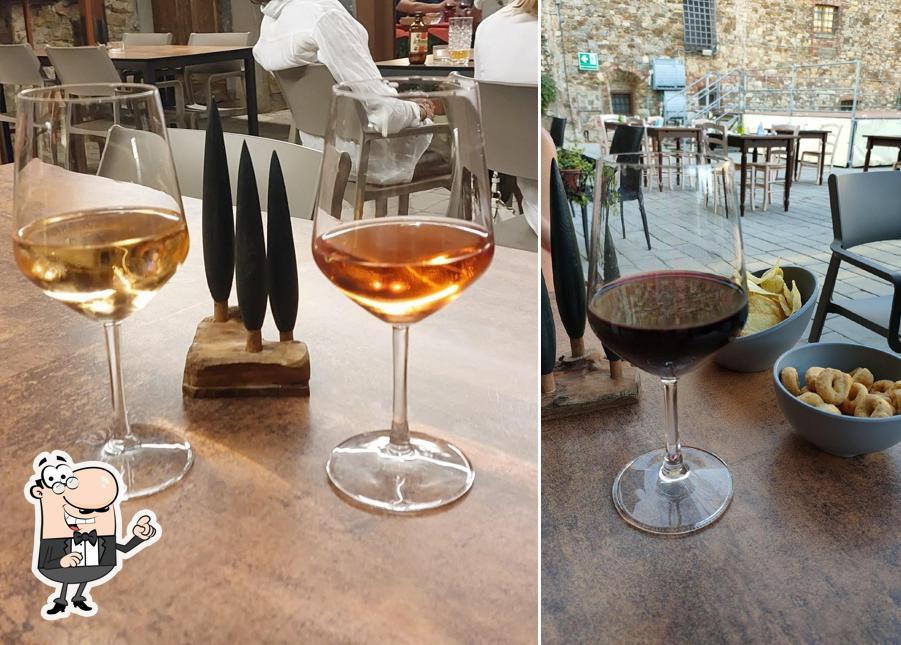 Dai un'occhiata agli interni di Inn Piazza Wine Bar