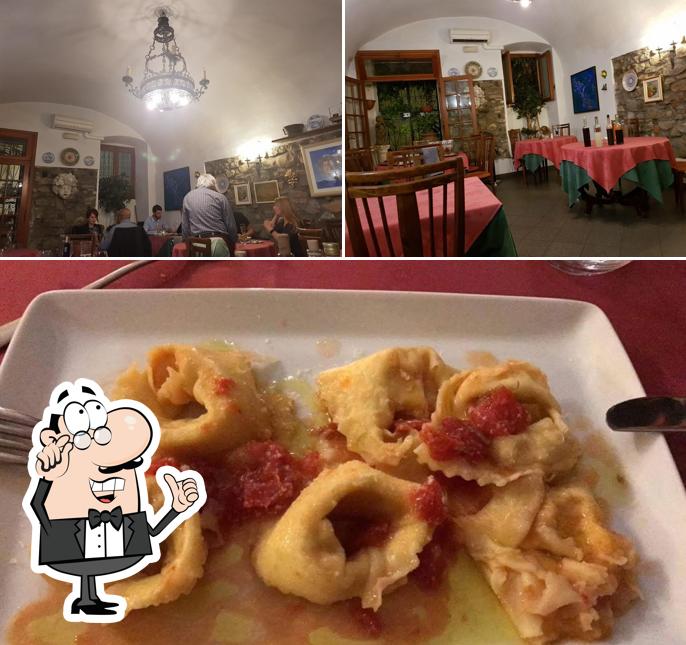 Внутреннее оформление и еда - все это можно увидеть на этом фото из Ristorante Trattoria Taverna