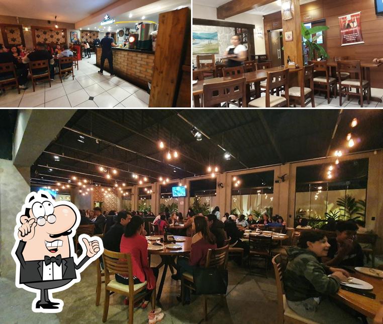 Sente em uma das mesas no Pizzaria & Choperia - Monções