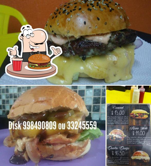 Deguste um dos hambúrgueres disponíveis no Bonas Lanches