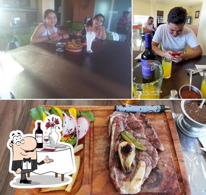 The image of El Asadero’s dining table and meat