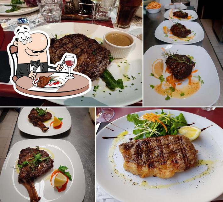 Попробуйте блюда из мяса в "D-Bar Cafe and Restaurant"