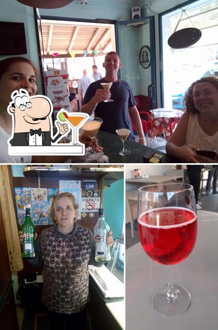 La foto di bevanda e bancone da bar da Bar Roma