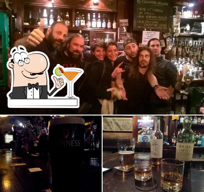 Dai un’occhiata alla immagine che presenta la bevanda e bancone da bar di Mc Culloughs Irish Pub