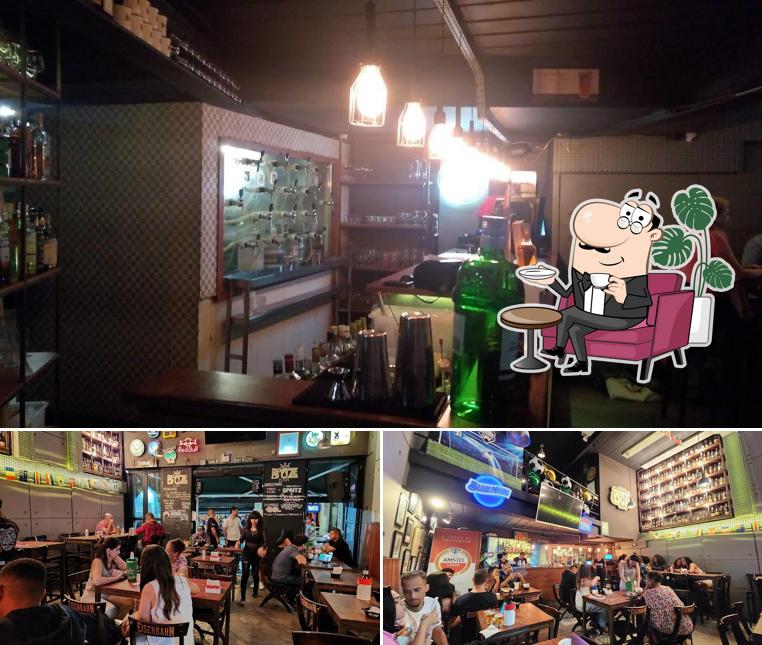 Veja imagens do interior do Booze Bar