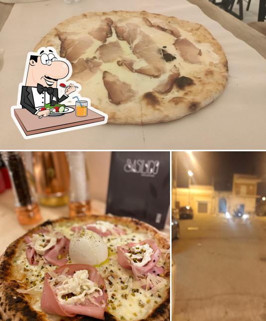 Pizzeria Basilico si caratterizza per la cibo e esterno