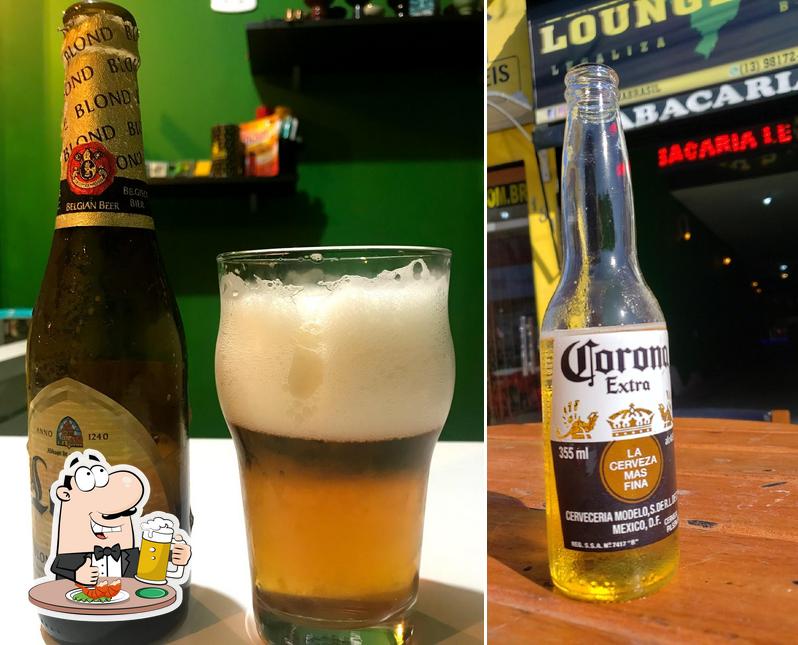 Desfute uma tulipa de cerveja leve ou escura