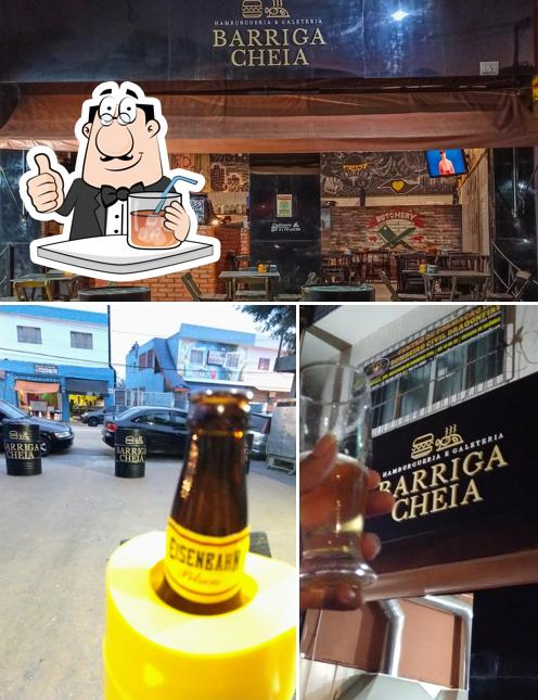 Entre diferentes coisas, bebida e comida podem ser encontrados no Barriga Cheia Original Burgers