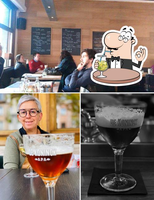 Parmi les différentes choses de la boire et la tableau noir, une personne peut trouver sur Bar 2