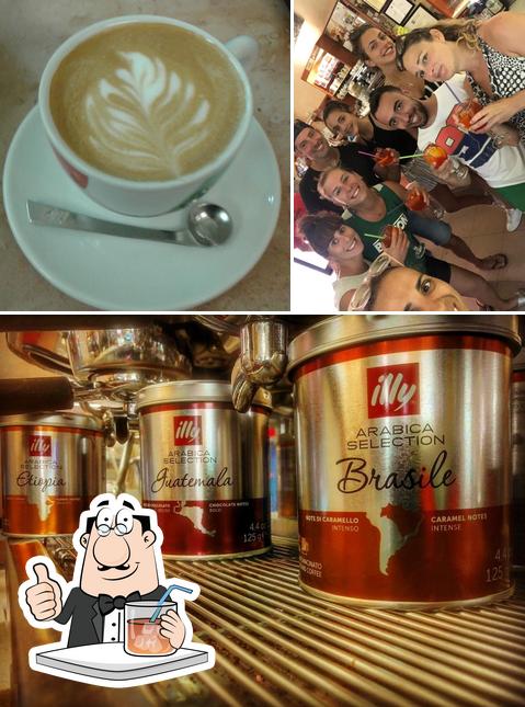 Tra le diverse cose da Bar Caffe' Antonello si possono trovare la bevanda e bancone da bar